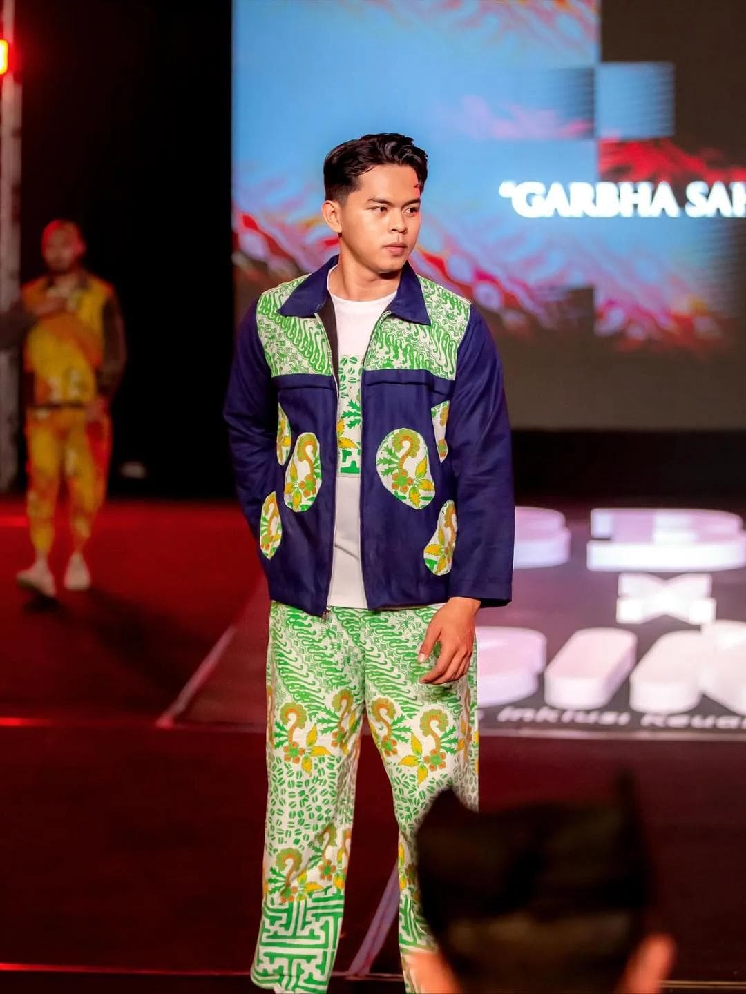 Model mengenakan busana batik Kanigara bermotif khas Banyuwangi