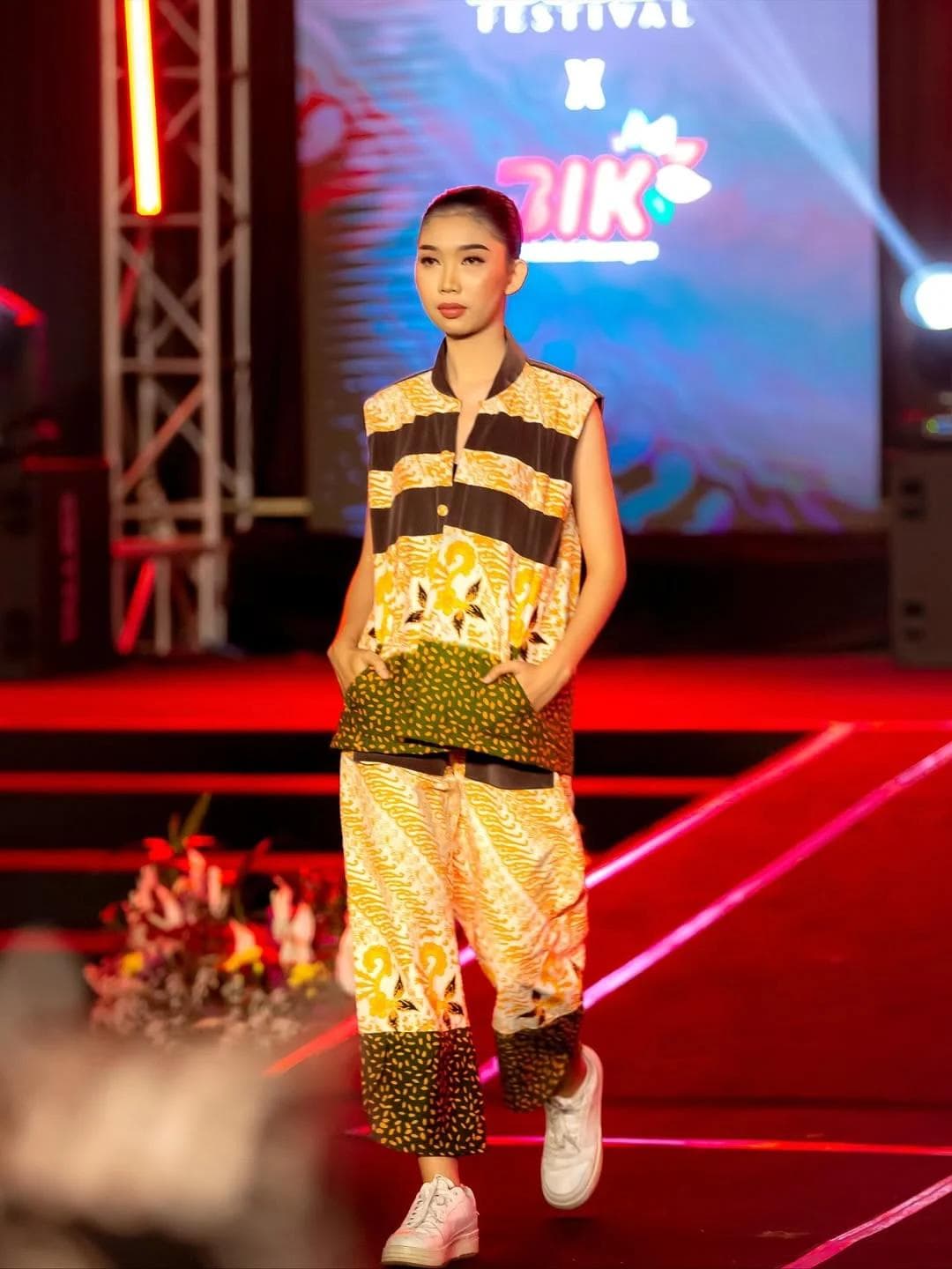 Model mengenakan busana batik Kanigara dalam peragaan busana