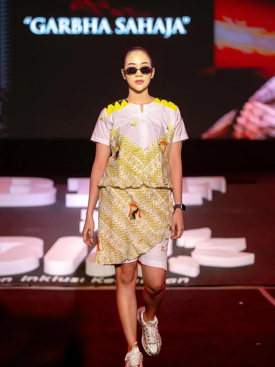 Model menampilkan koleksi busana batik Kanigara kontemporer