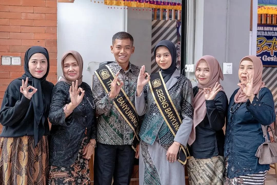 Pengunjung menghadiri acara budaya dan batik Banyuwangi.