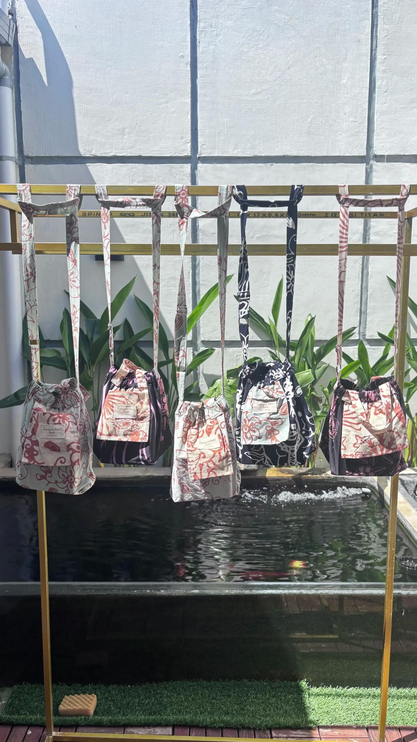Koleksi tas batik handmade dengan motif tradisional