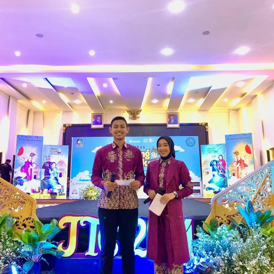 Pembawa acara memakai batik