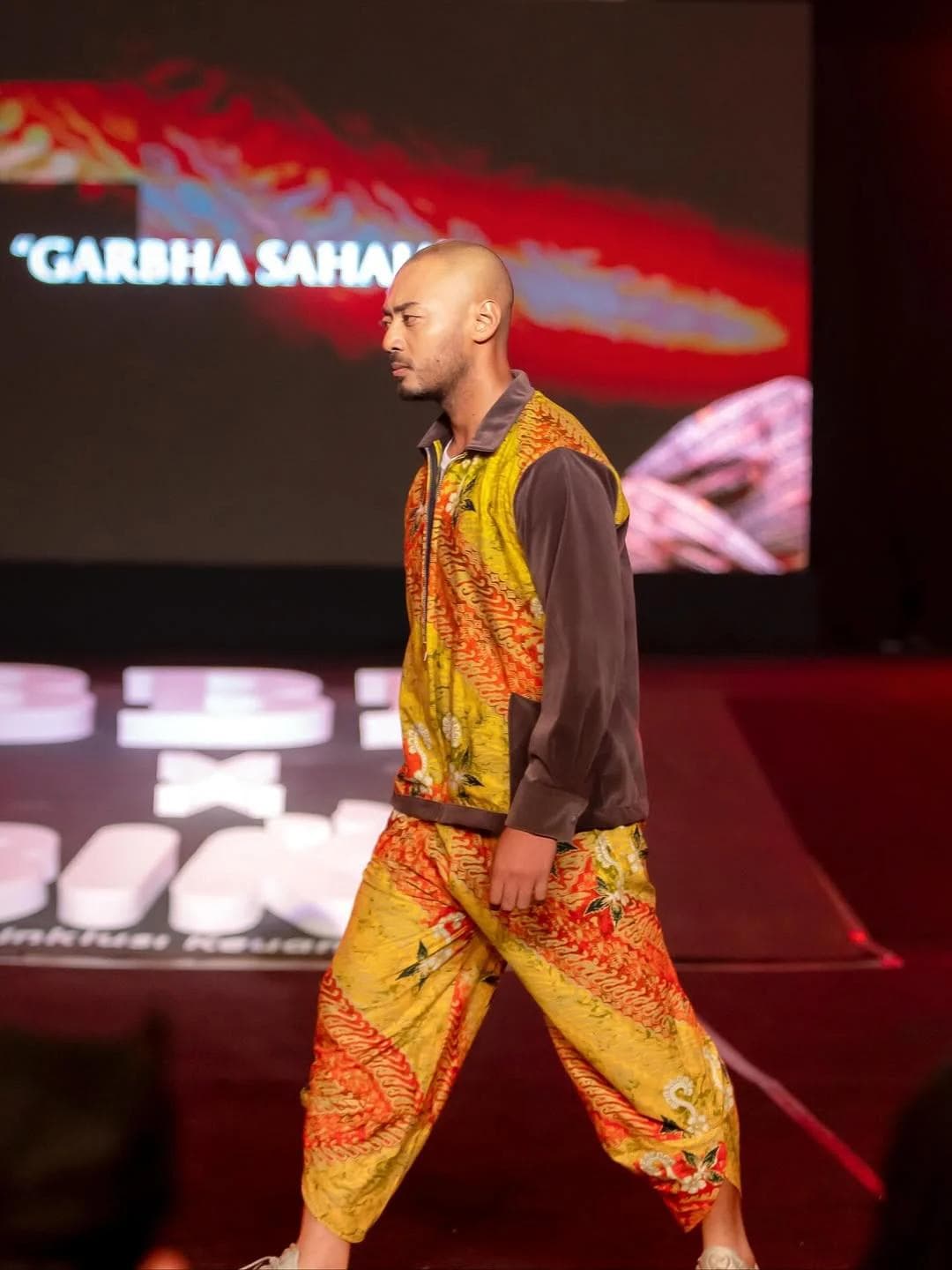 Model mengenakan busana batik Kanigara pada fashion show