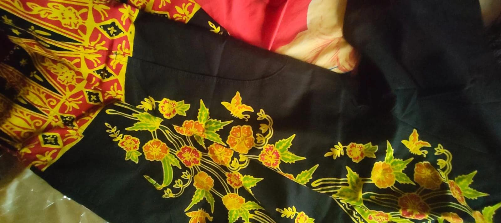 Koleksi batik di galeri Pusaka Batik