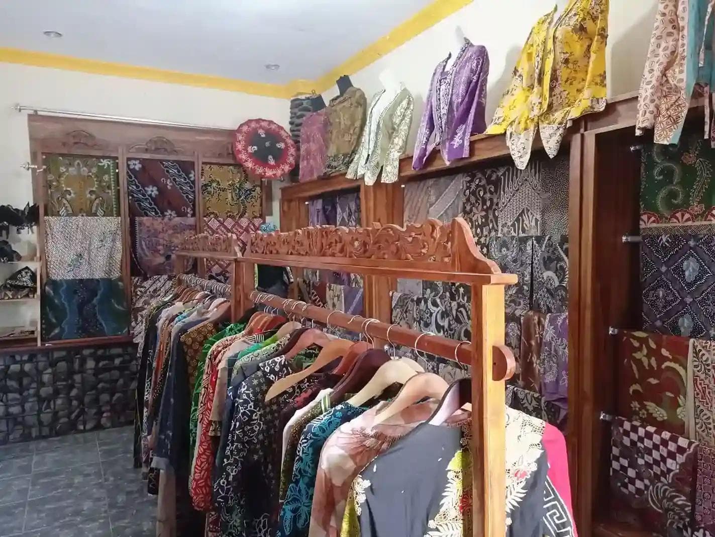 Showroom Godho Batik dengan koleksi produk batik