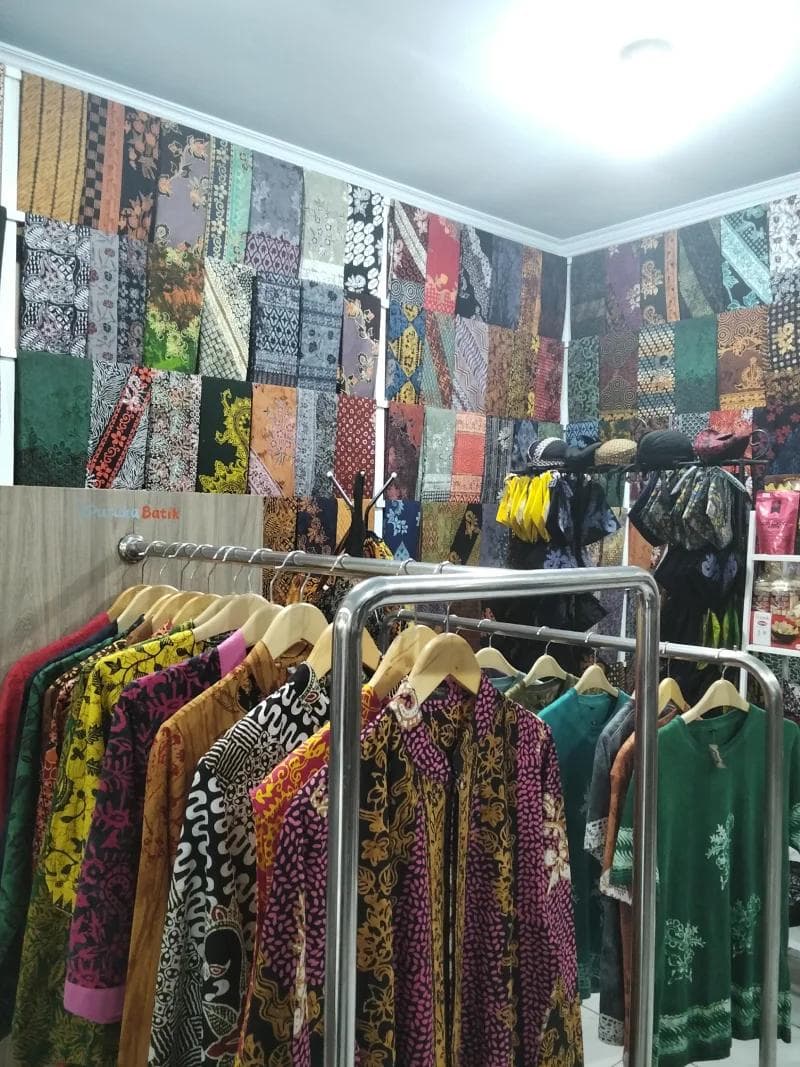 display kemeja batik