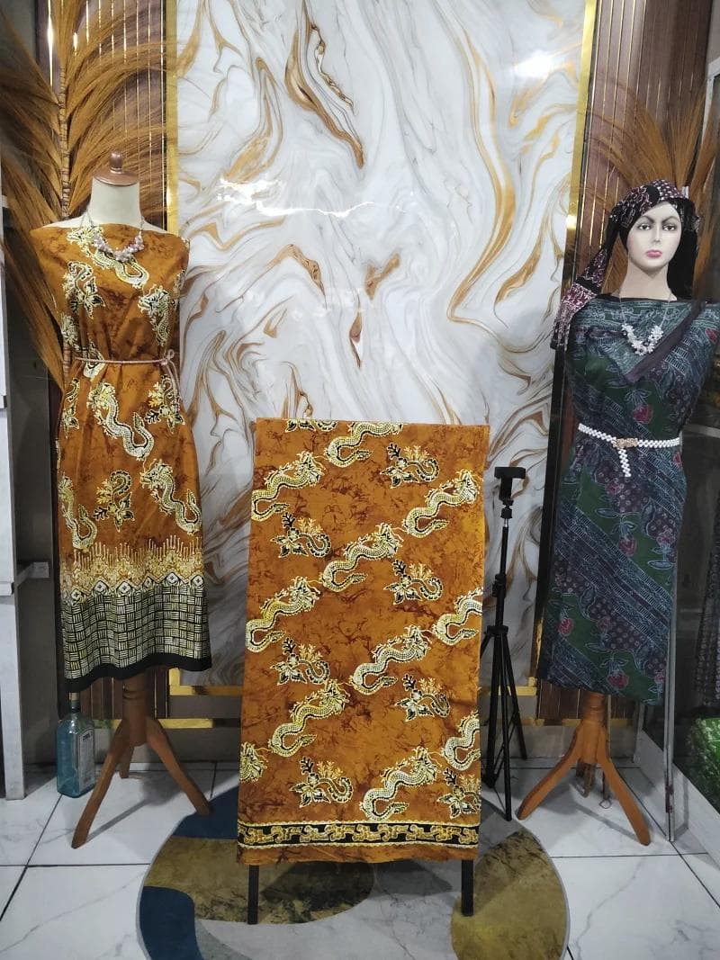 Koleksi busana dan kain batik Pusaka Batik