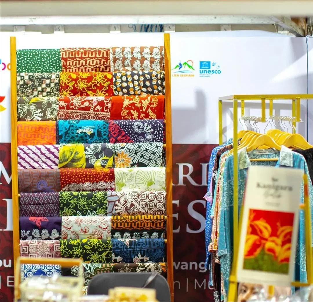 Display koleksi kain dan produk batik Kanigara.