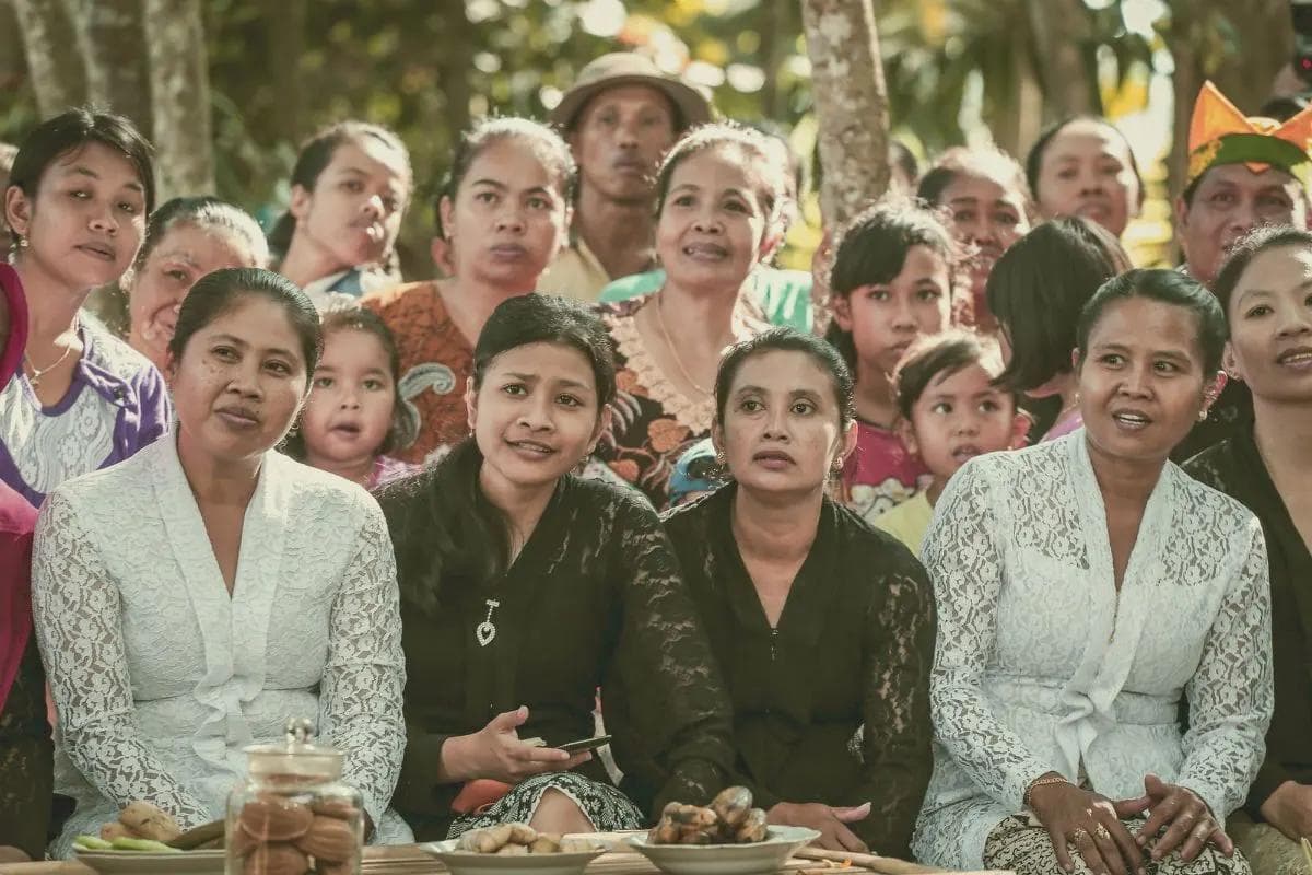 Para perempuan Osing sedang berkumpul untuk sebuah upacara adat.