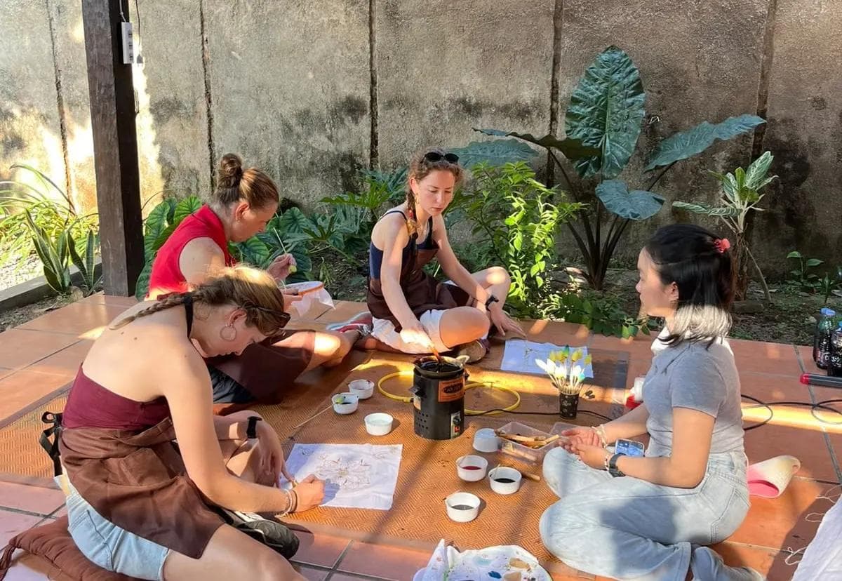 Seorang ibu dan kedua putrinya mengikutimini workshop membatik