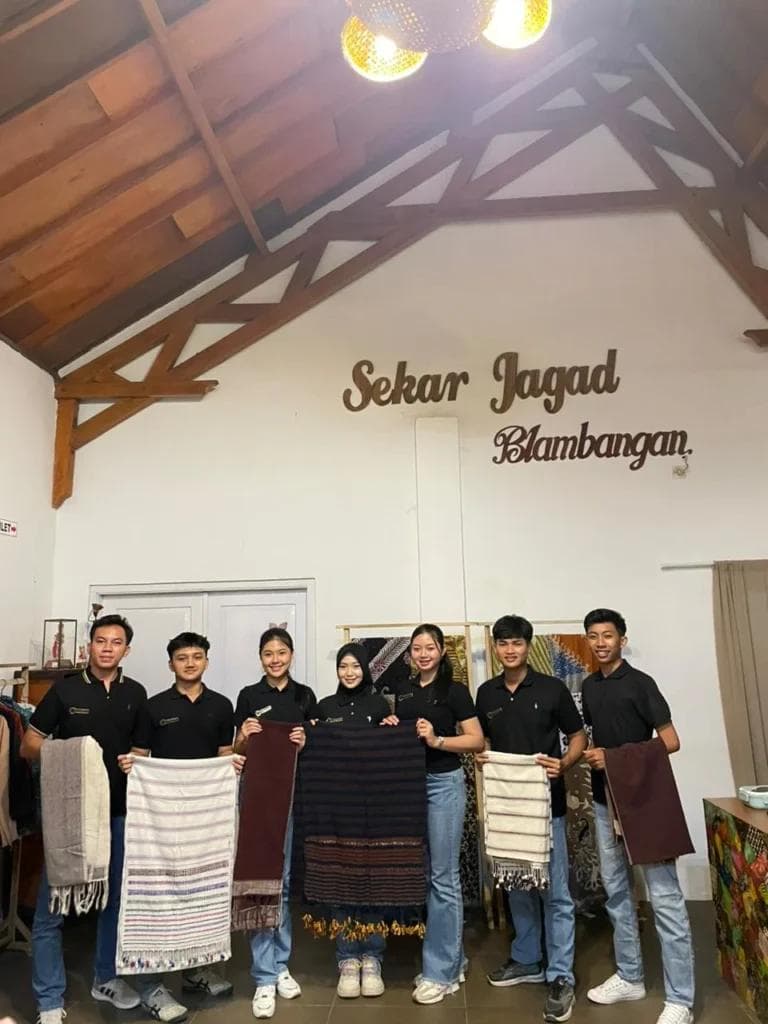 Tim Sekar Jagad menampilkan koleksi kain tenun