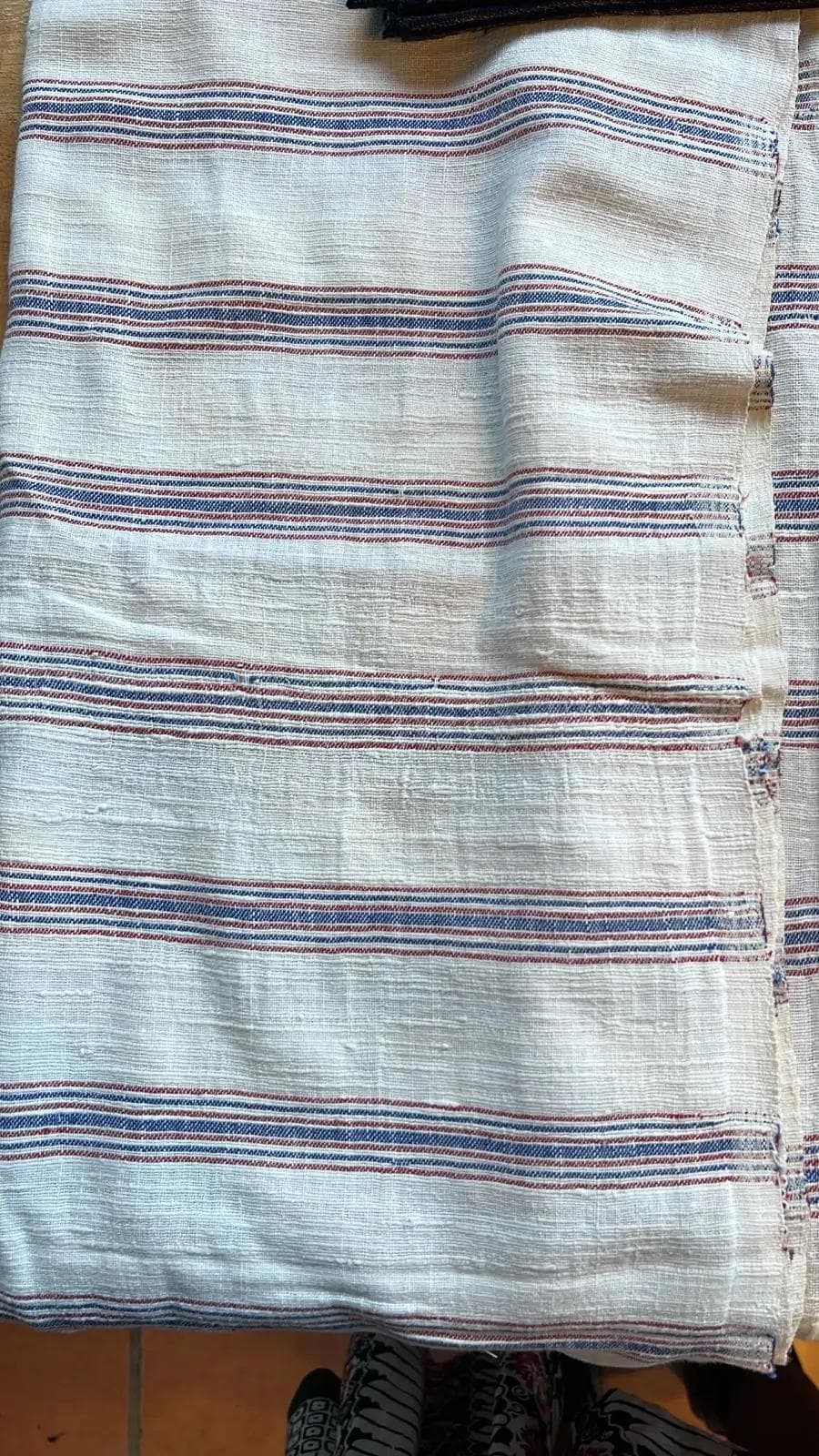 Kain tenun motif garis warna putih dan biru
