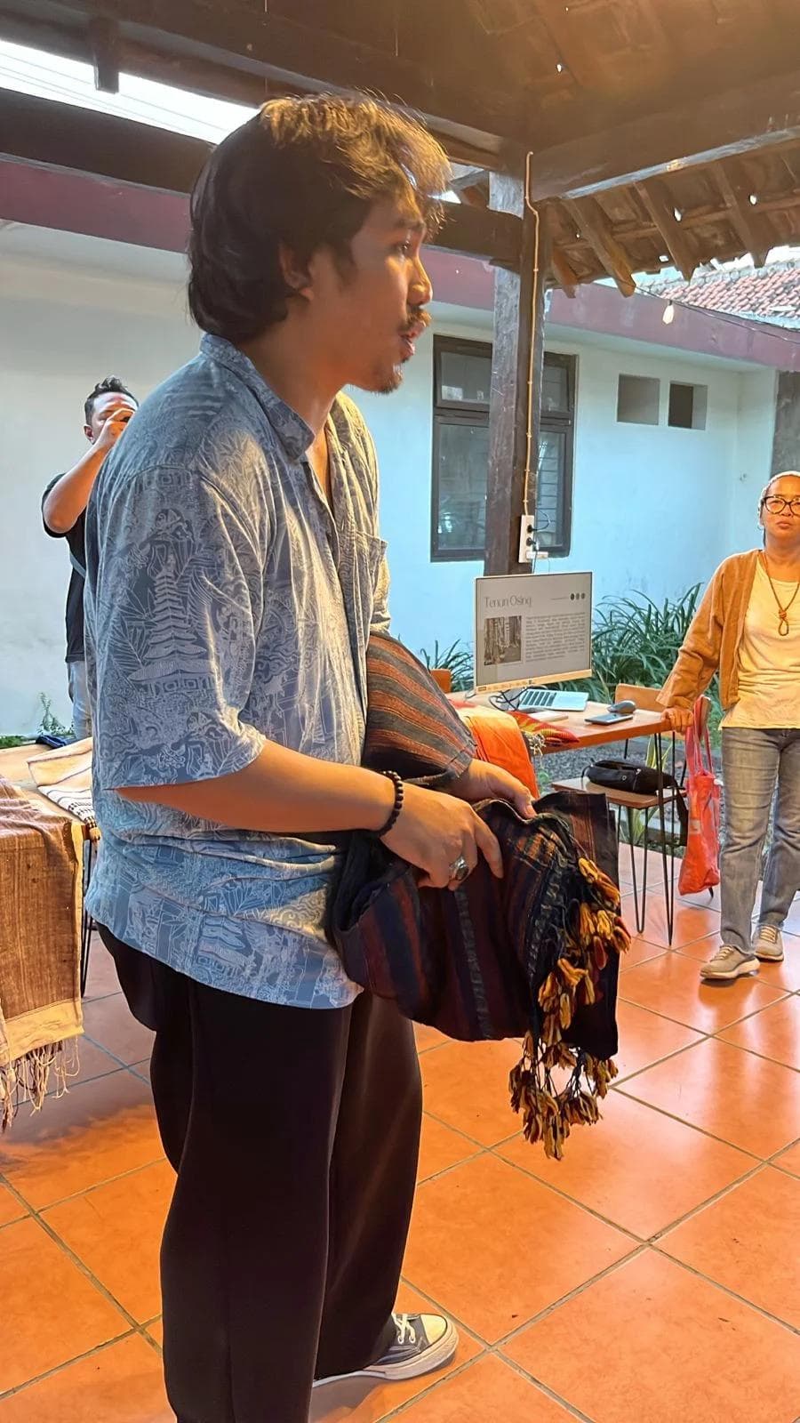 Presentasi koleksi kain tenun tradisional