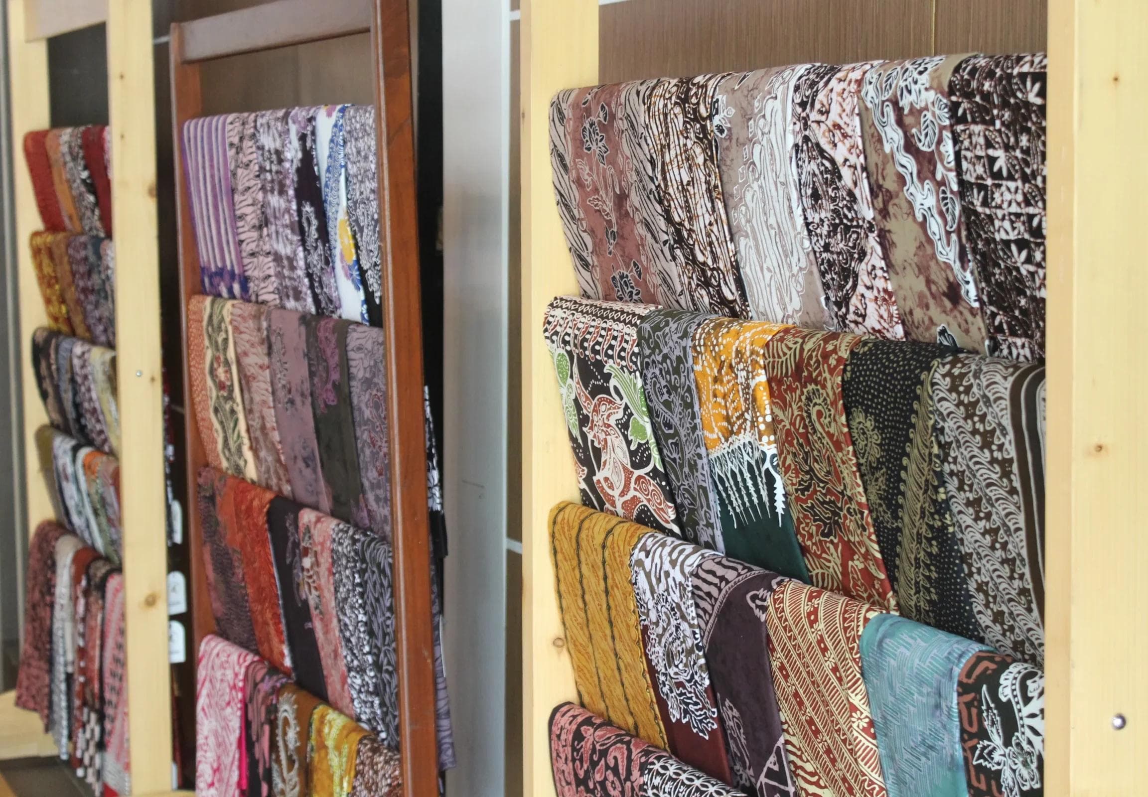 Koleksi kain batik di rak pajangan