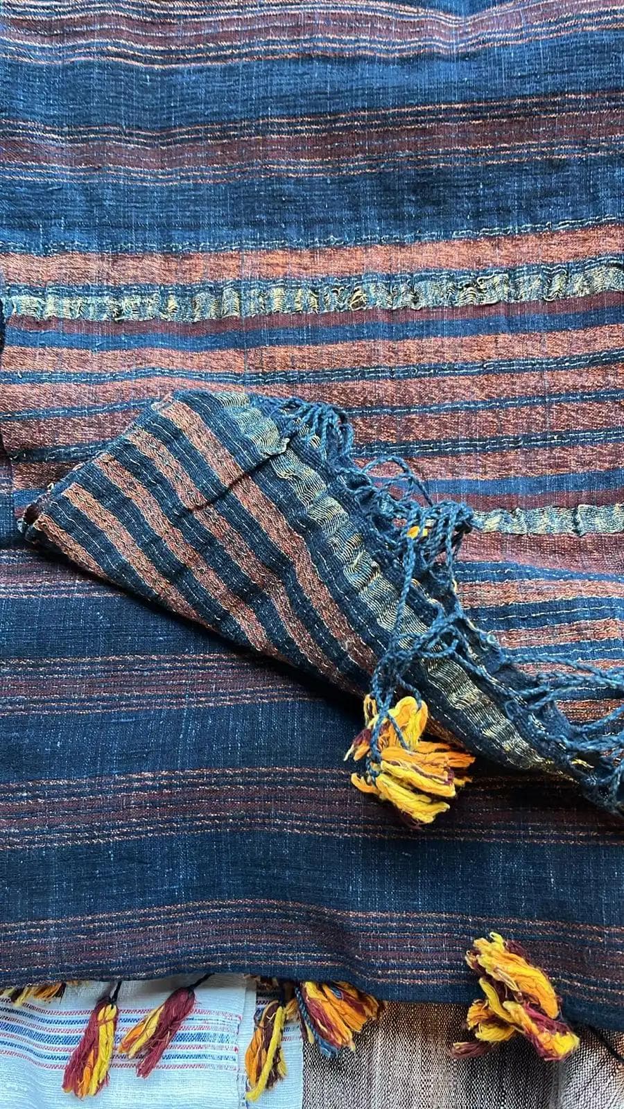 Kain tenun biru dengan motif garis dan rumbai