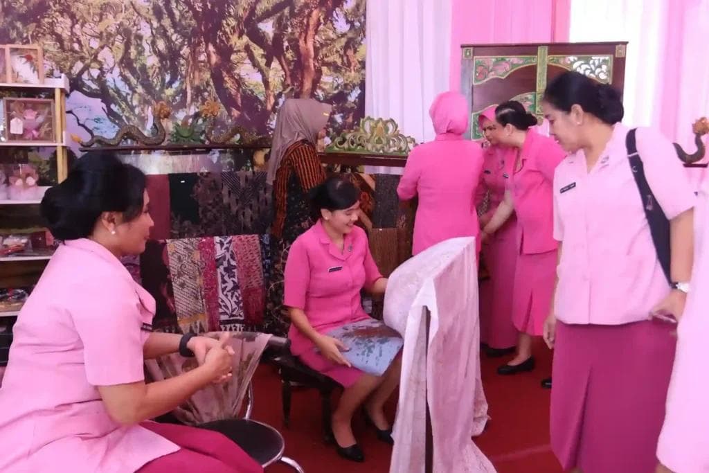 Presentasi dan edukasi batik Seblang Batik Tulis