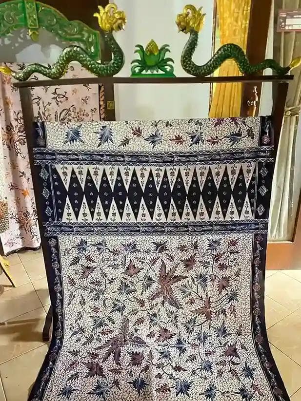 Kain batik tulis motif tradisional Seblang Batik Tulis