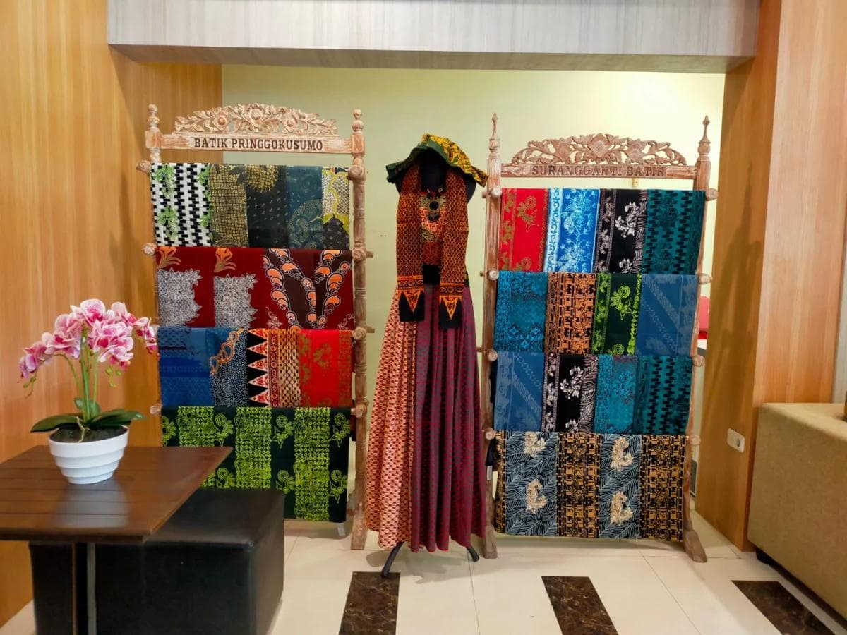 Koleksi kain dan busana batik Pringgokusumo