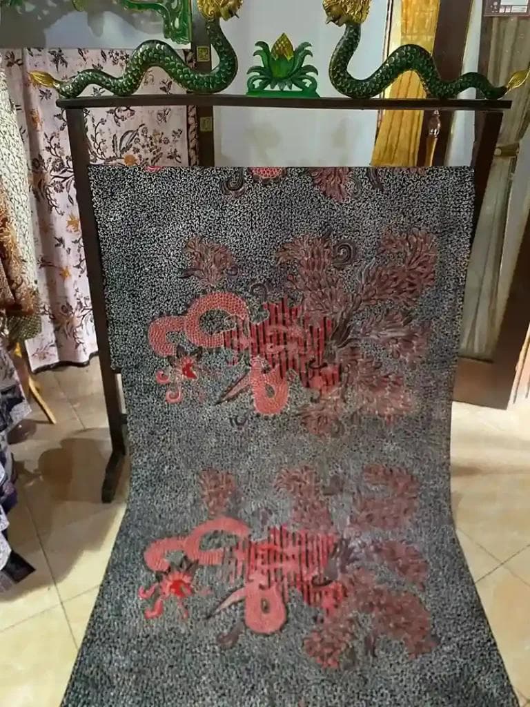 Kain batik tulis motif tradisional Seblang Batik Tulis