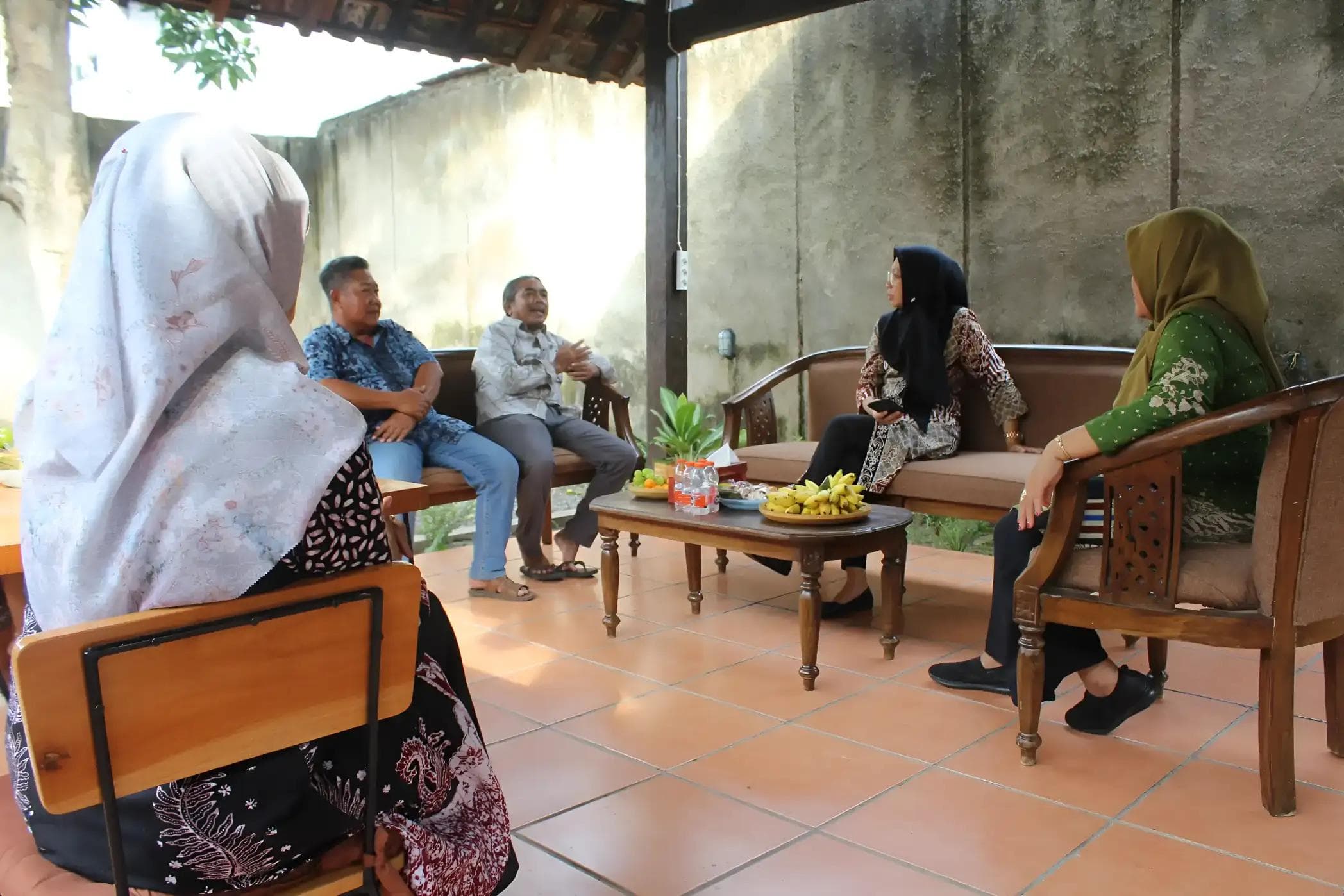 Profesional sedang berdiskusi dan berkolaborasi di coworking space yang nyaman dan produktif