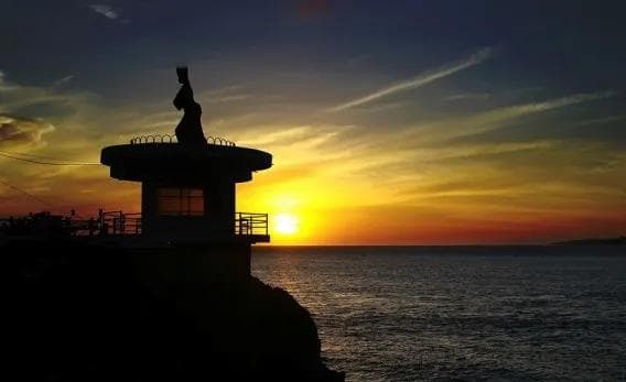 Pemandangan Sunset Di Watu Dodol