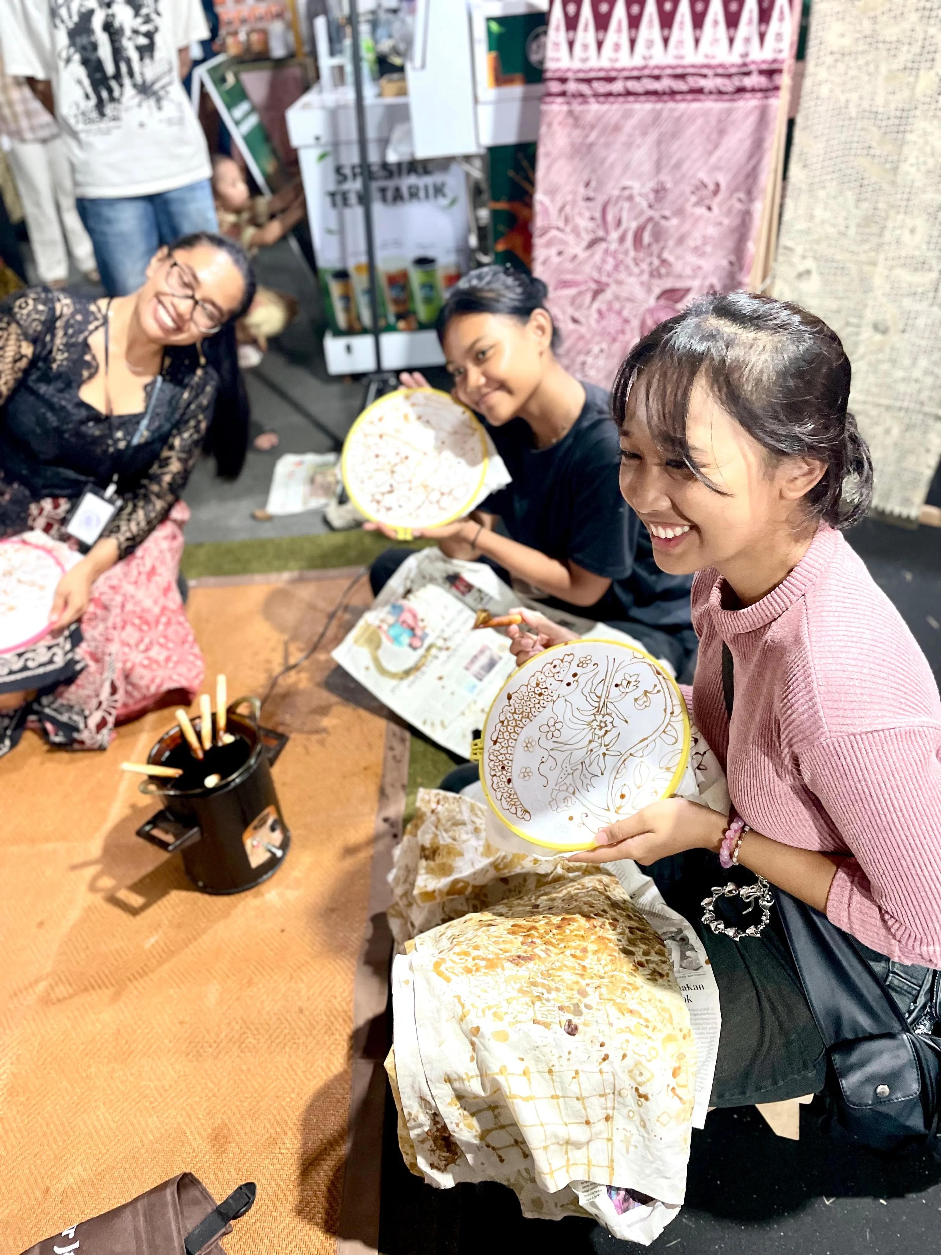 Pengunjung mencoba mencanting langsung di booth Pusat Batik Banyuwangi saat Banyuwangi Ethno Carnival
