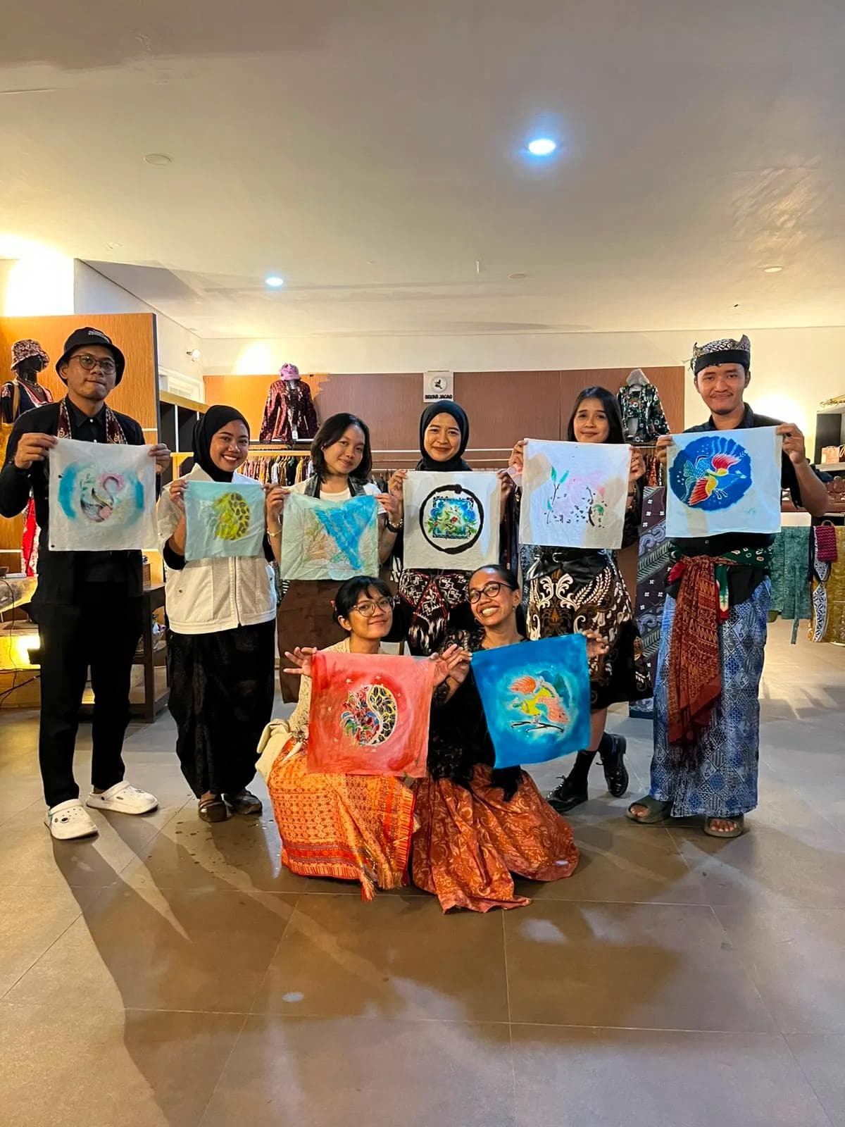 Peserta belajar tParticipants learning the mencolet batik technique at the Berwastra Ria Vol. 4 event in Banyuwangieknik mencolet batik dalam acara Berwastra Ria Vol. 4 di Banyuwangi