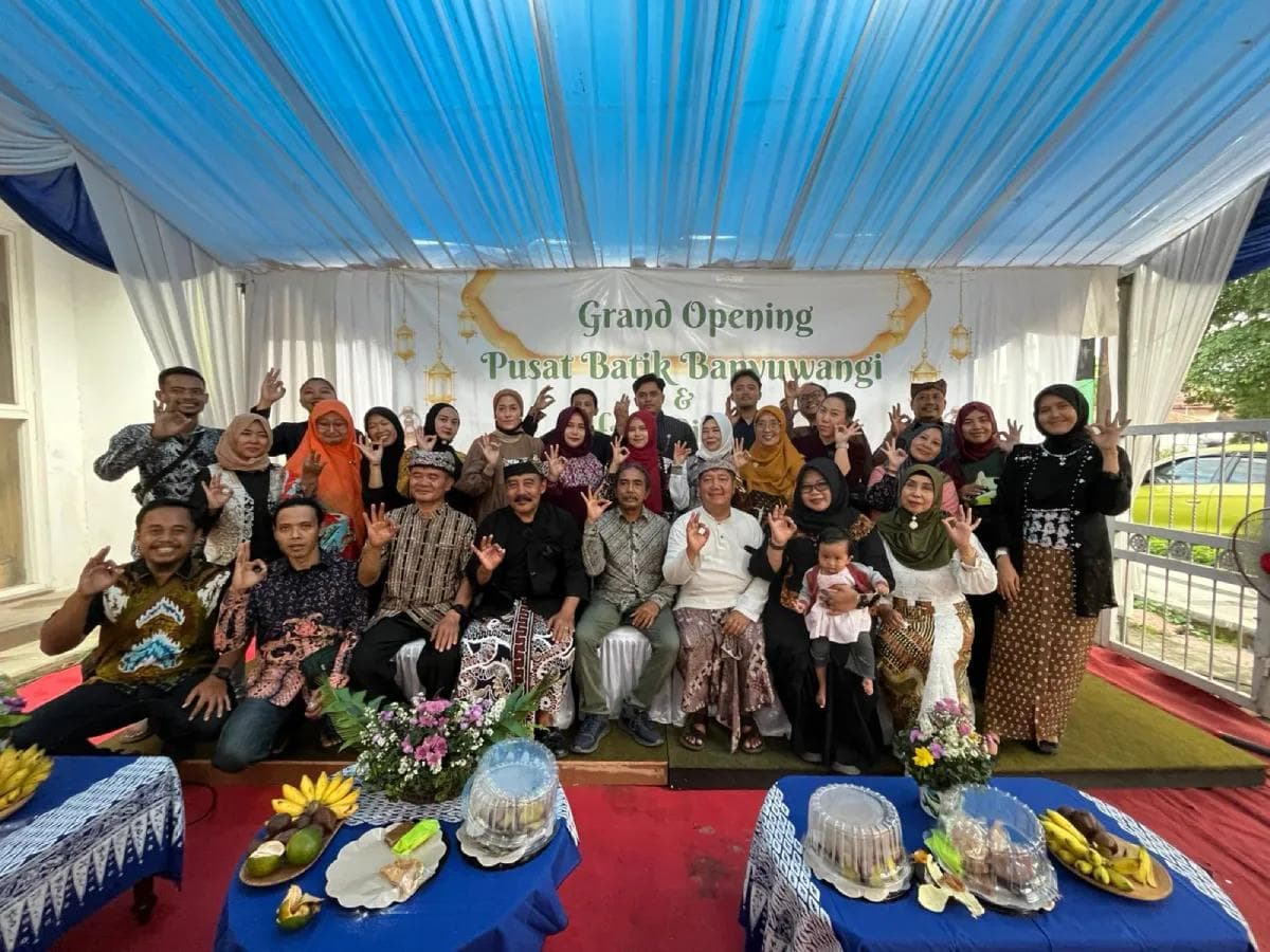 Group photo during the Banyuwangi Batik Center Grand Opening