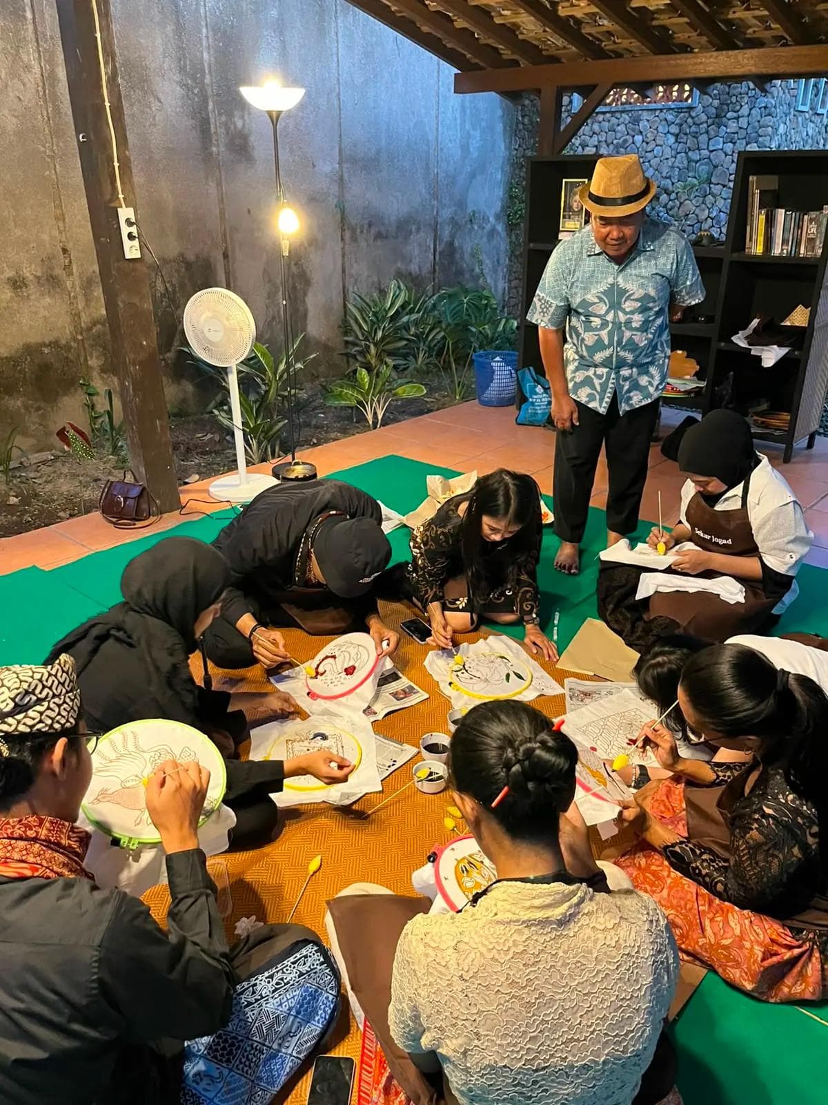 Participants learn the colet batik technique.
