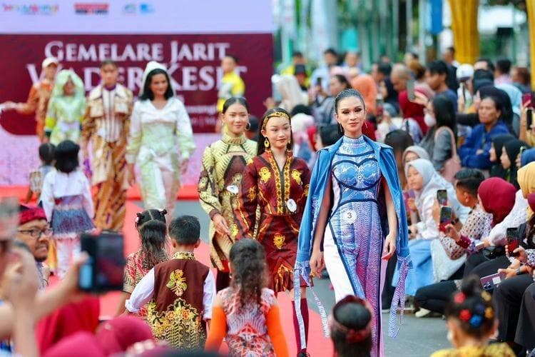 Modern Batik Among Young People: Cultural Innovation or a Deviation from Tradition?