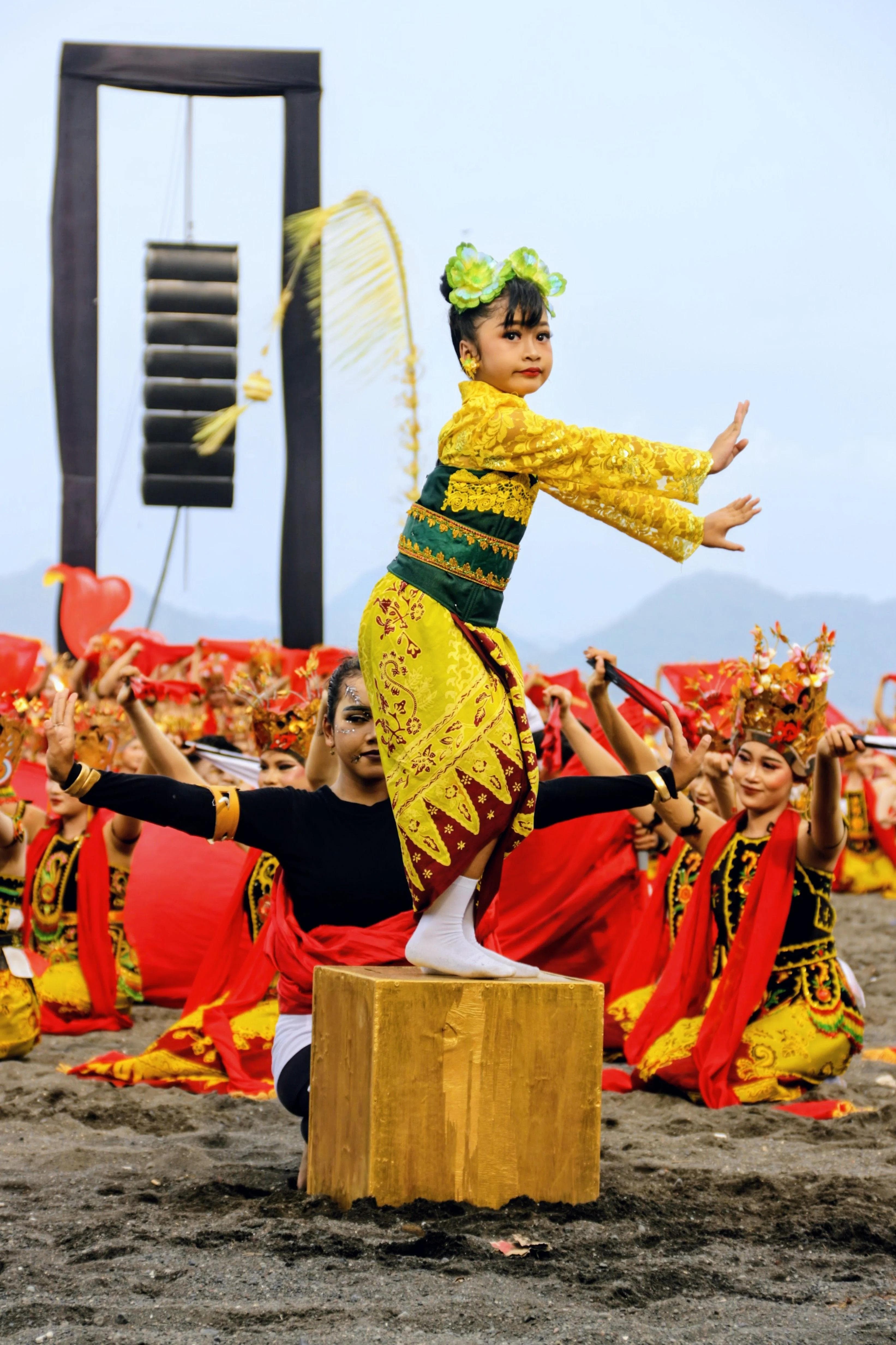 Penari cilik Suku Osing mengenakan kostum tradisional dalam pertunjukan budaya Banyuwangi