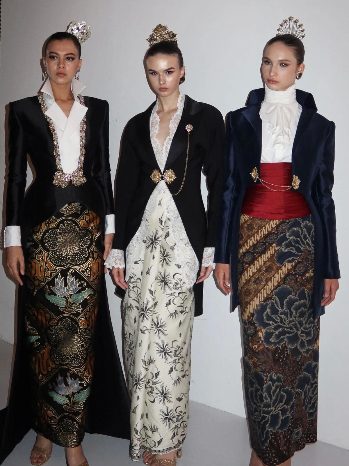 3 model wanita mengenakan batik
