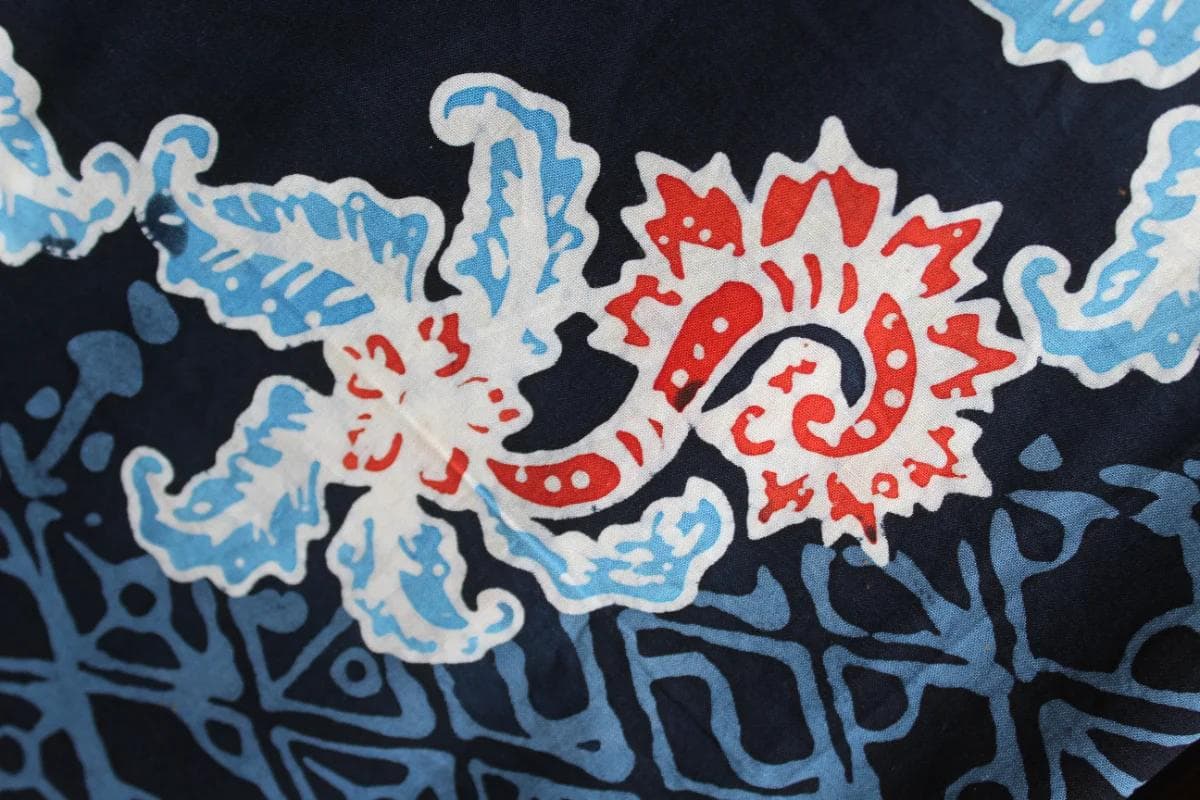 Motif batik biru dan merah