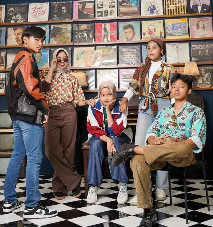 Fashion Trends 2026: 90s Style Is Making a Comeback Among Gen Z