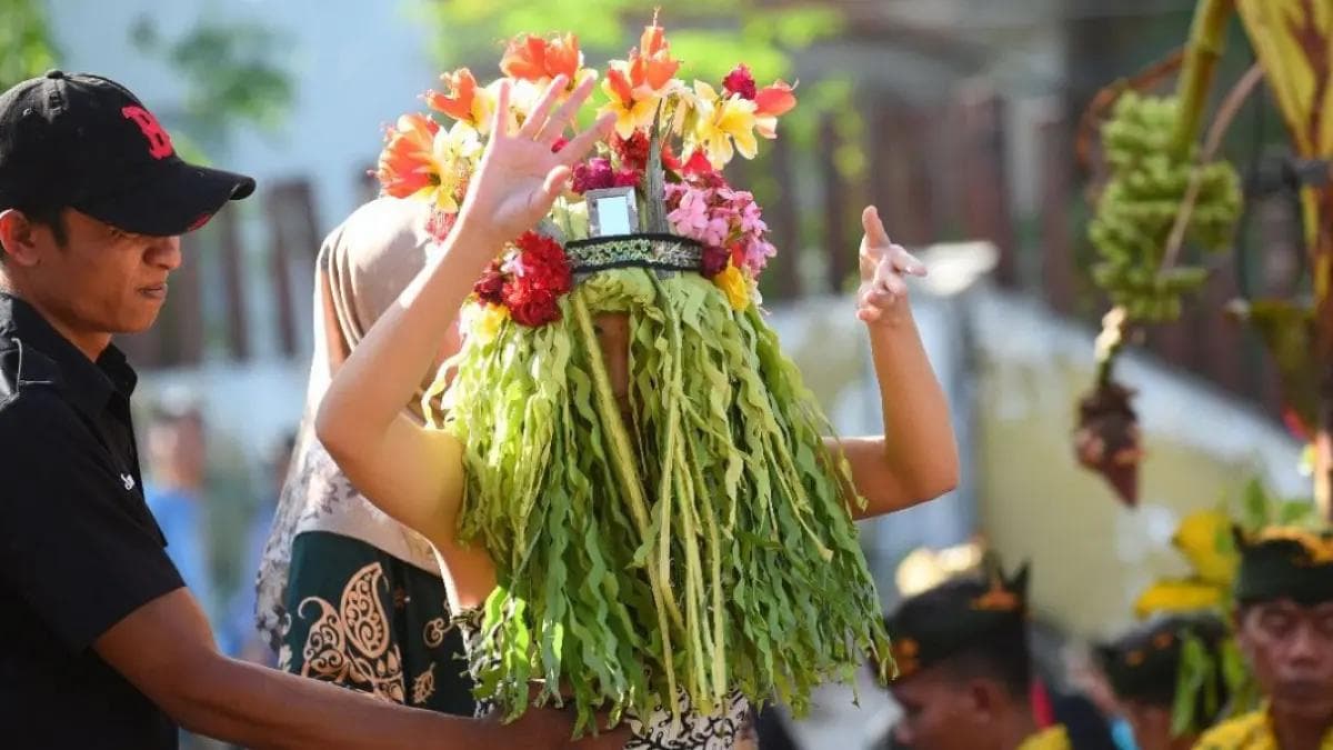 perempuan yang menjadi penari seblang