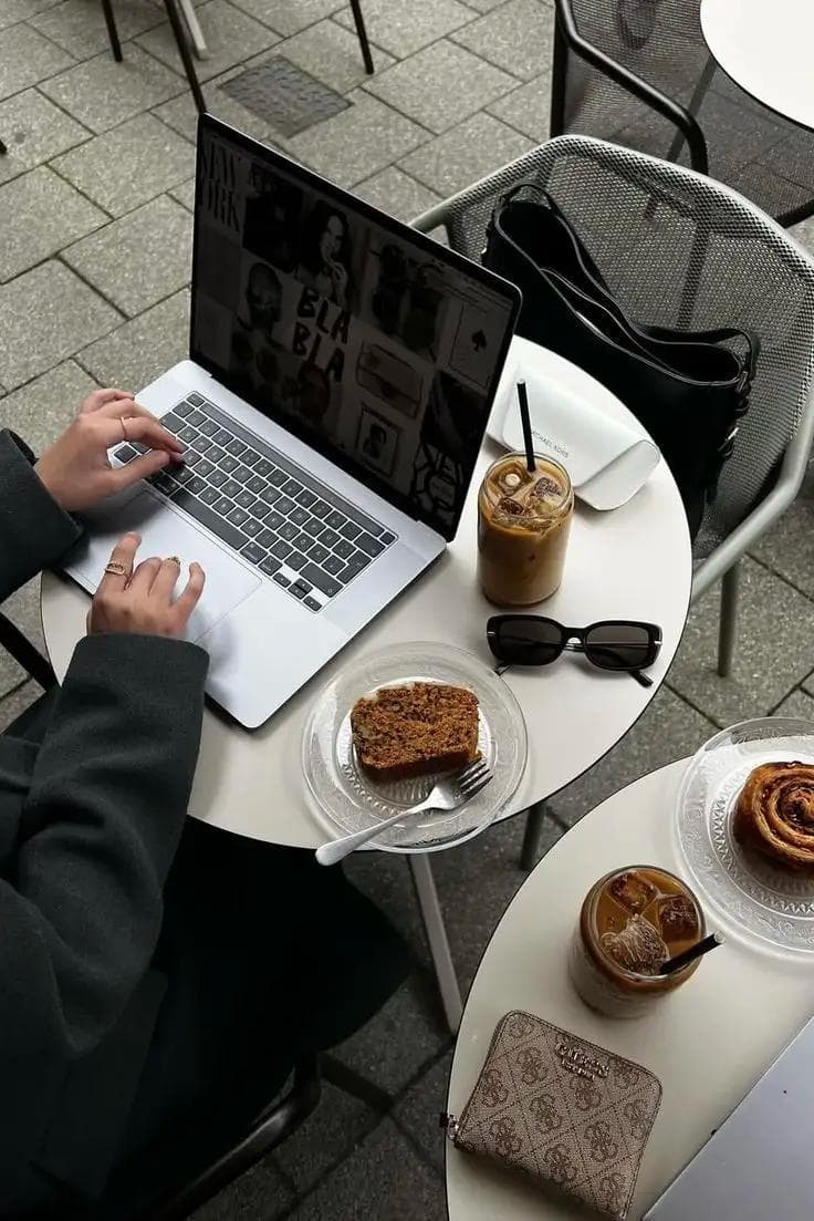 Sedang bekerja menggunakan laptop di sebuah kafe
