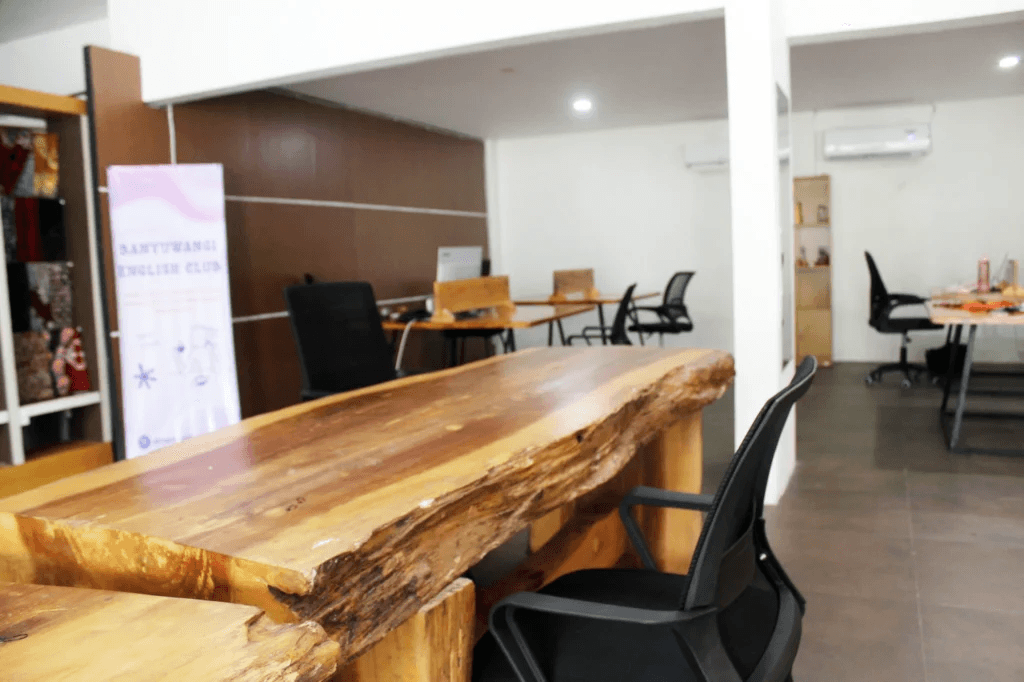 Ruang kerja bersama dengan meja dan kursi ergonomis