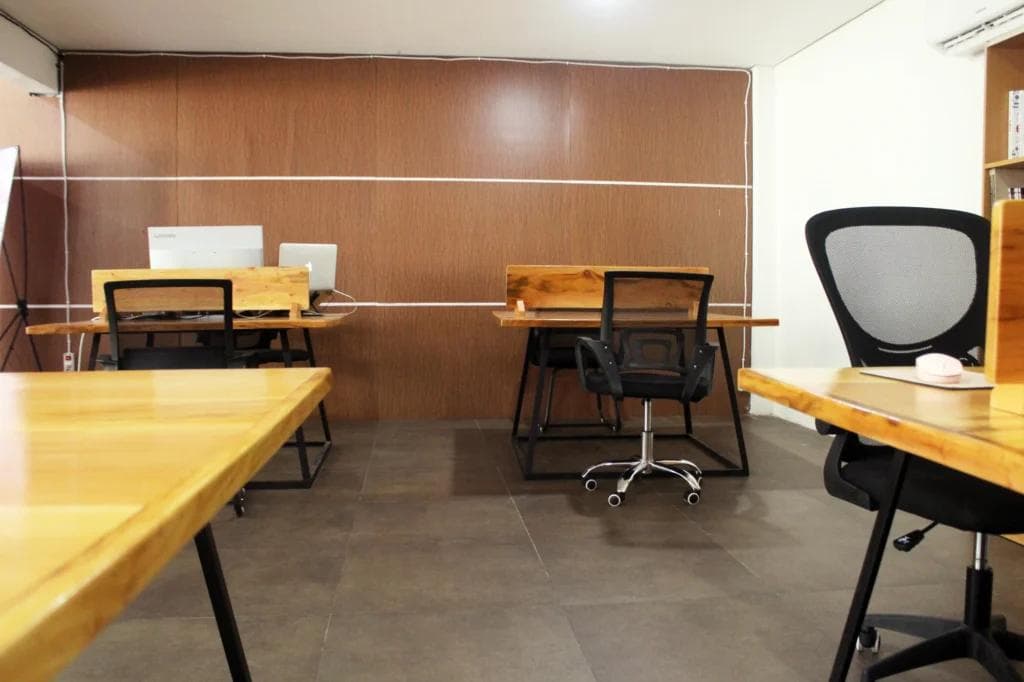 Area coworking modern dengan meja kerja pribadi