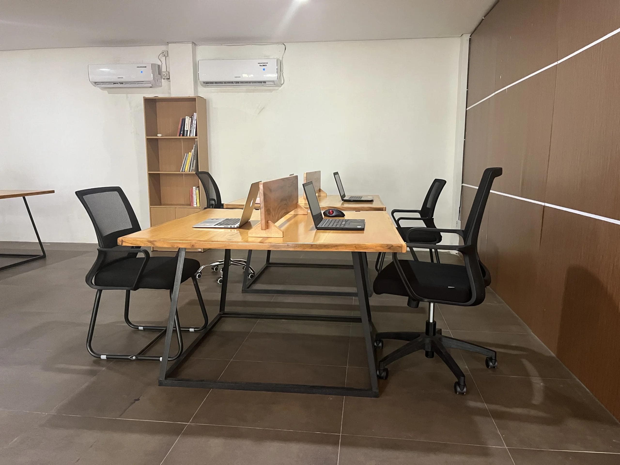 Ruang kerja bersama dengan meja dan kursi kantor