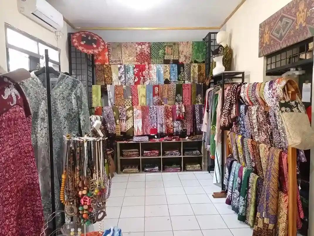 Toko batik dengan koleksi kain dan pakaian tradisional.